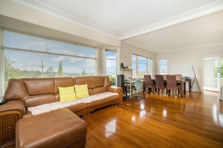 Photo of property in 1/3 Tui Glen Road, Birkenhead, Auckland, 0626