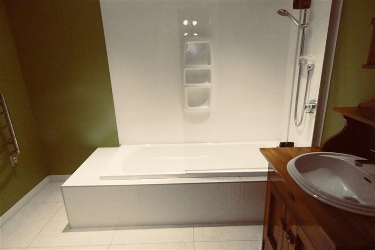 Photo of property in 16 Cutfield Road, New Plymouth, 4310