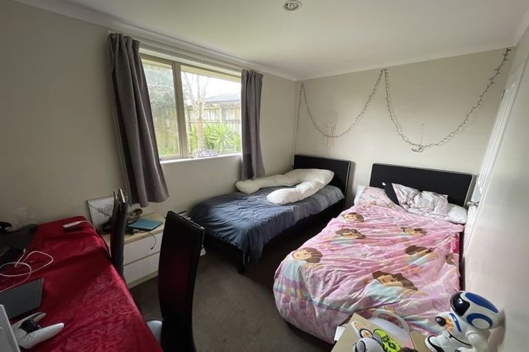 Photo of property in 28 Kathleen Reece Place, Waiuku, 2123