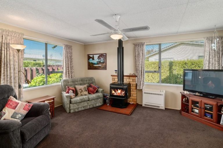 Photo of property in 25 Matthew Place, Kawaha Point, Rotorua, 3010