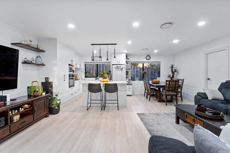 Photo of property in 2/27 Mallard Place, Unsworth Heights, Auckland, 0632
