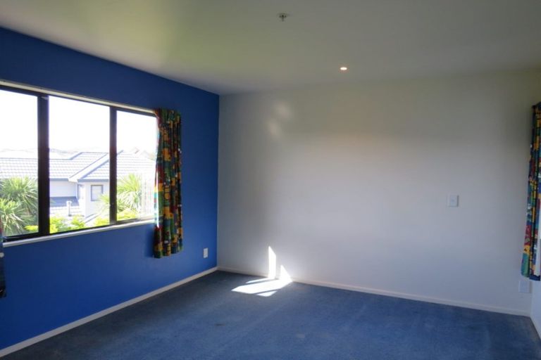 Photo of property in 15 Lanyon Place, Whitby, Porirua, 5024