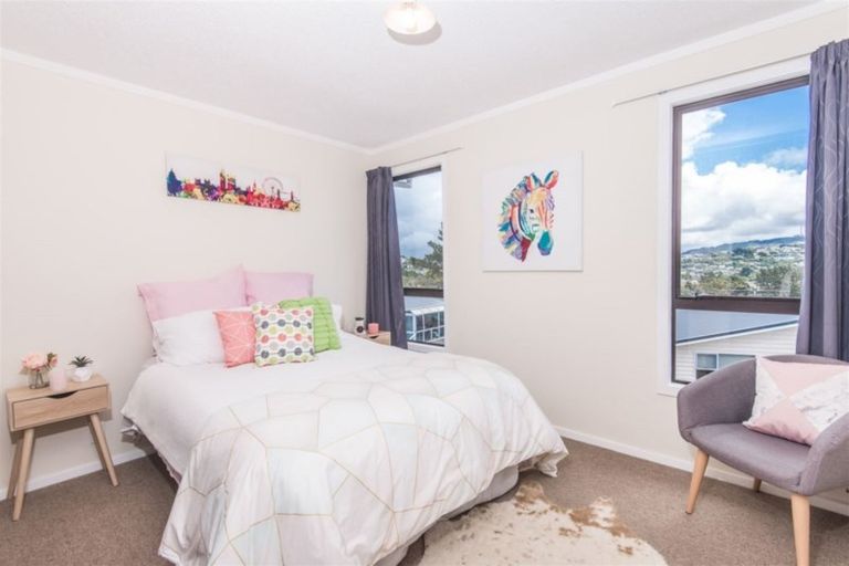 Photo of property in 9a Colchester Crescent, Newlands, Wellington, 6037