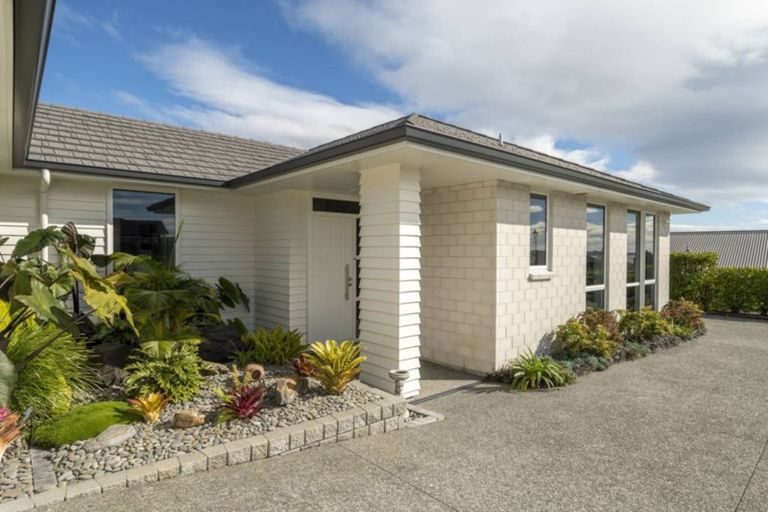 Photo of property in 2 Lynley Park Drive, Omokoroa, 3114