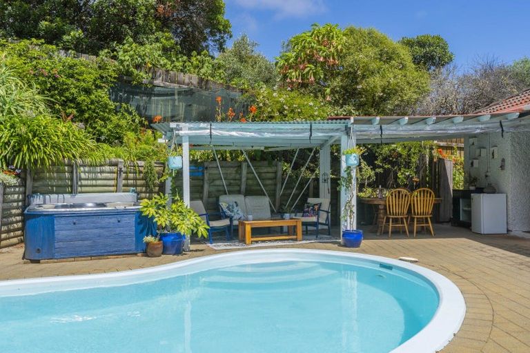 Photo of property in 16 Weggery Drive, Waikanae Beach, Waikanae, 5036