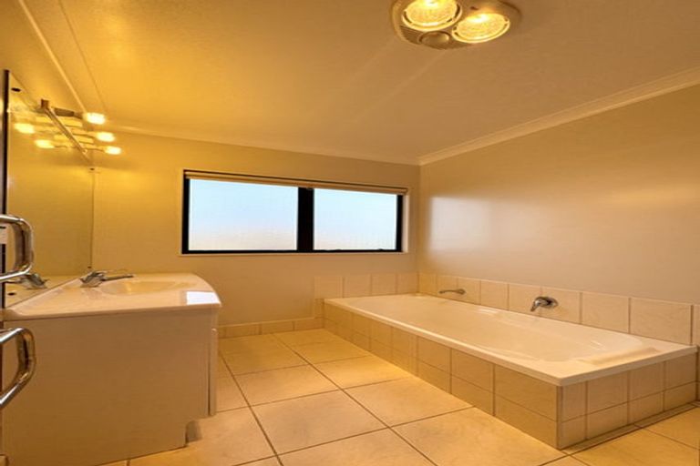 Photo of property in 4 Mackwell Road, Fairview Heights, Auckland, 0632