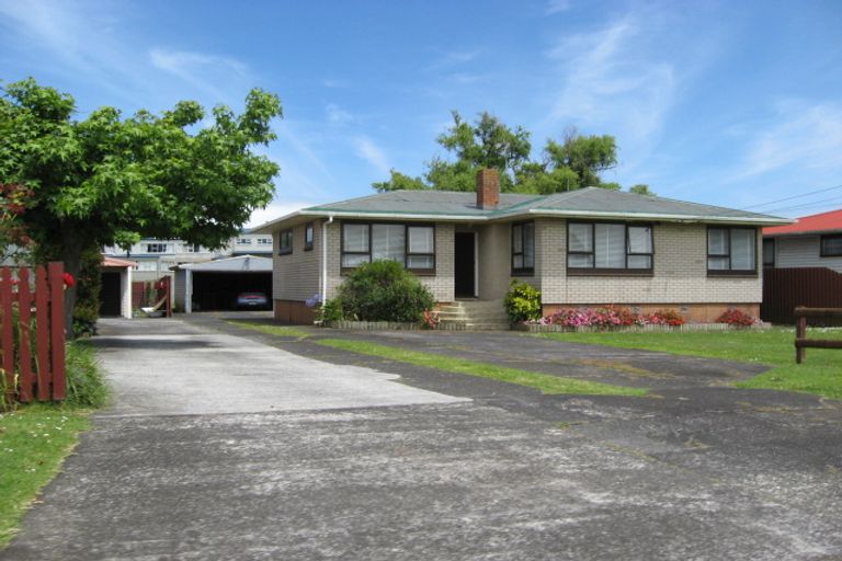 Photo of property in 28 Tarata Crescent, Mangere Bridge, Auckland, 2022