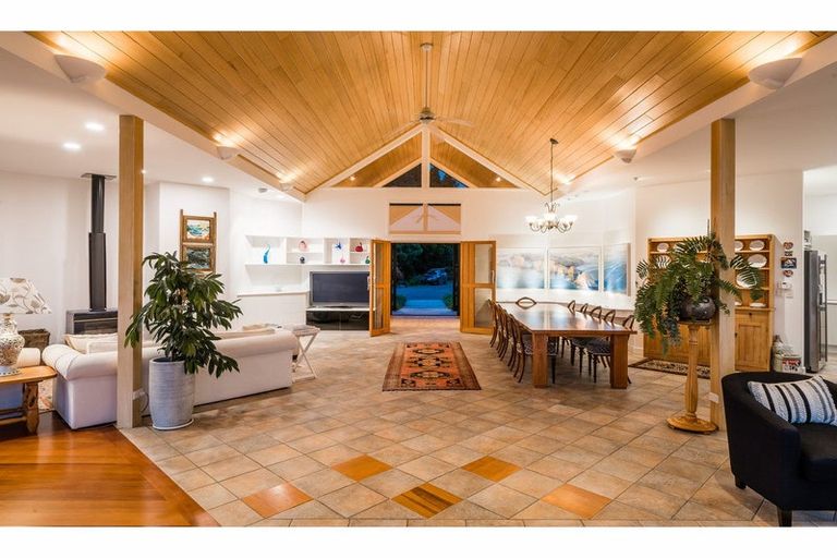 Photo of property in 2 Doves Bay Road, Kerikeri, 0294