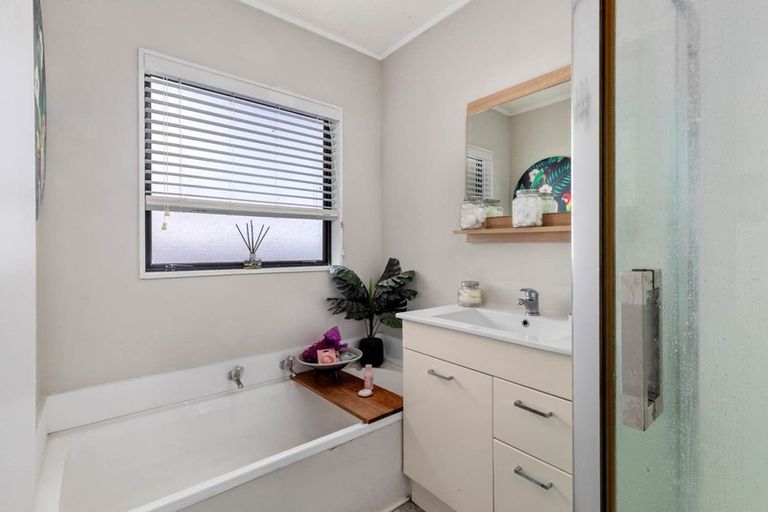 Photo of property in 1/111 Spinella Drive, Bayview, Auckland, 0629