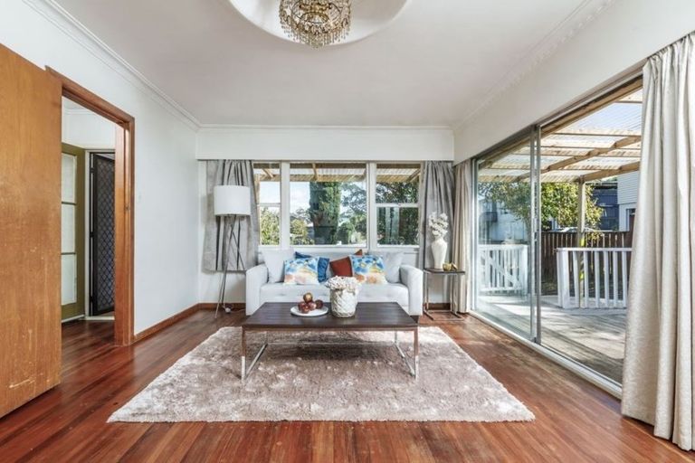 Photo of property in 49 Totaravale Drive, Totara Vale, Auckland, 0629