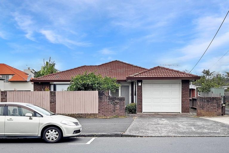 Photo of property in 1/17 Milford Road, Milford, Auckland, 0620