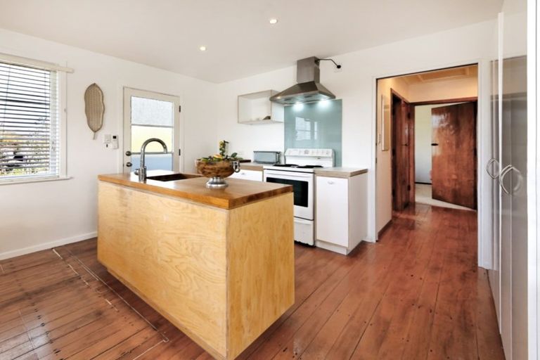 Photo of property in 1 Trojan Crescent, New Lynn, Auckland, 0600