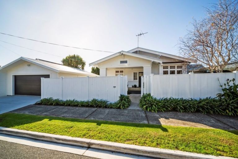 Photo of property in 25 Mount Edgcumbe Street, New Plymouth, 4310