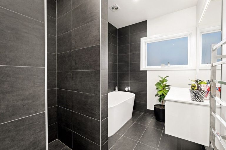 Photo of property in 33 Little Alpha Loop, Wanaka, 9305