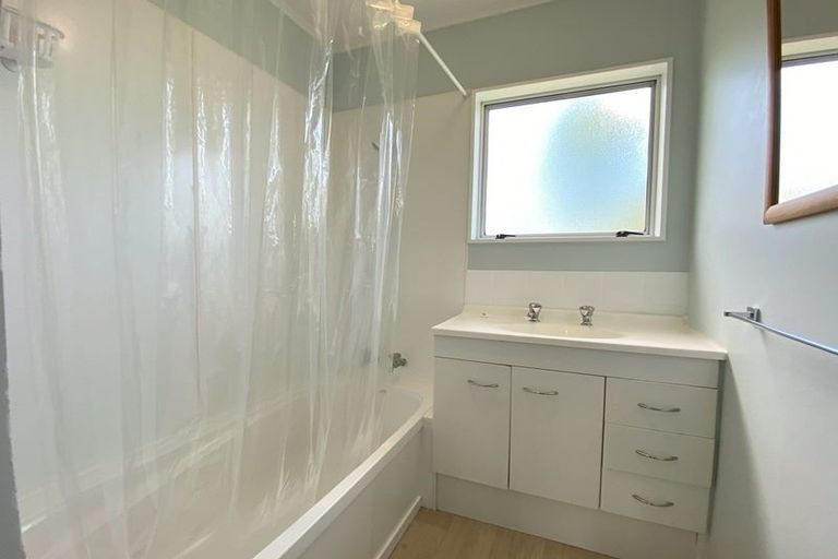 Photo of property in 2/23 Tetrarch Place, Totara Vale, Auckland, 0629