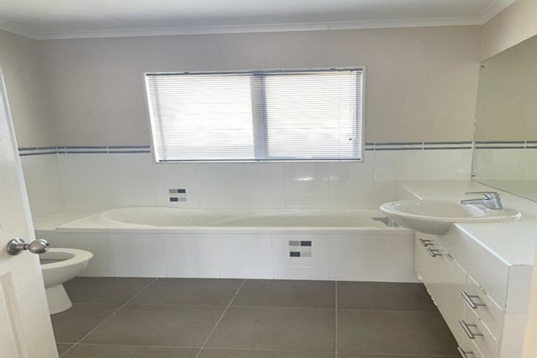 Photo of property in 6 Oswald Close, Flat Bush, Auckland, 2016