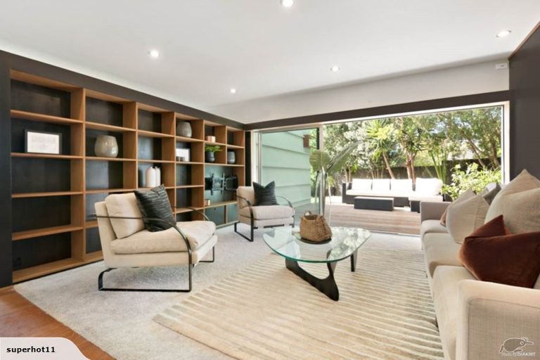 Photo of property in 8a Wairata Place, Te Atatu South, Auckland, 0610