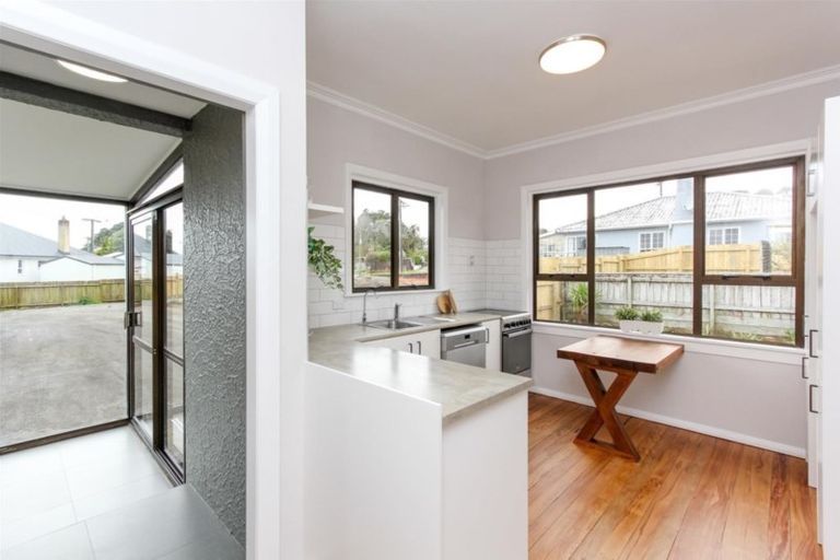 Photo of property in 21 Queens Road, Glen Avon, New Plymouth, 4312