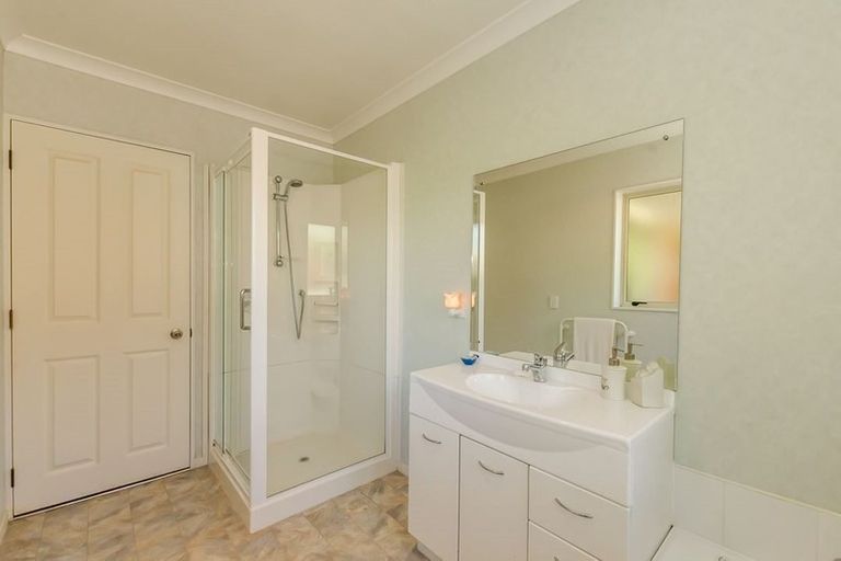 Photo of property in 8 Balmerino Grove, Waikanae, 5036