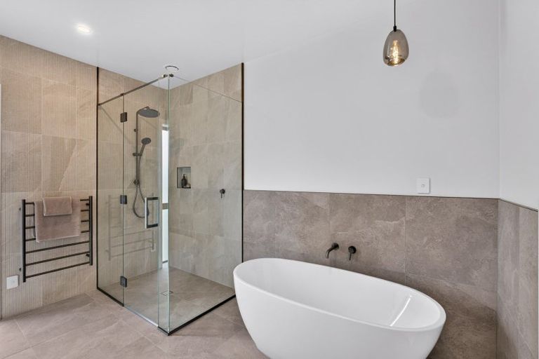 Photo of property in 21 Annie Aranui Drive, Poraiti, 4182