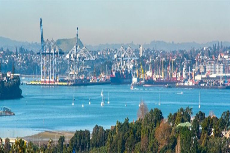 Photo of property in 1/7 Kaihu Street, Northcote, Auckland, 0627