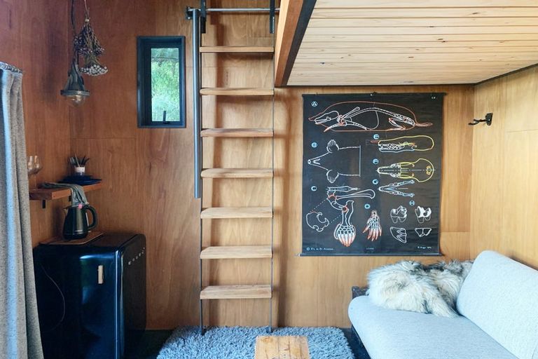 Photo of property in 21 Kaitawa Road, York Bay, Lower Hutt, 5013