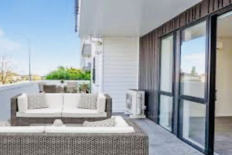 Photo of property in 1/130 Stancombe Road, Flat Bush, Auckland, 2016