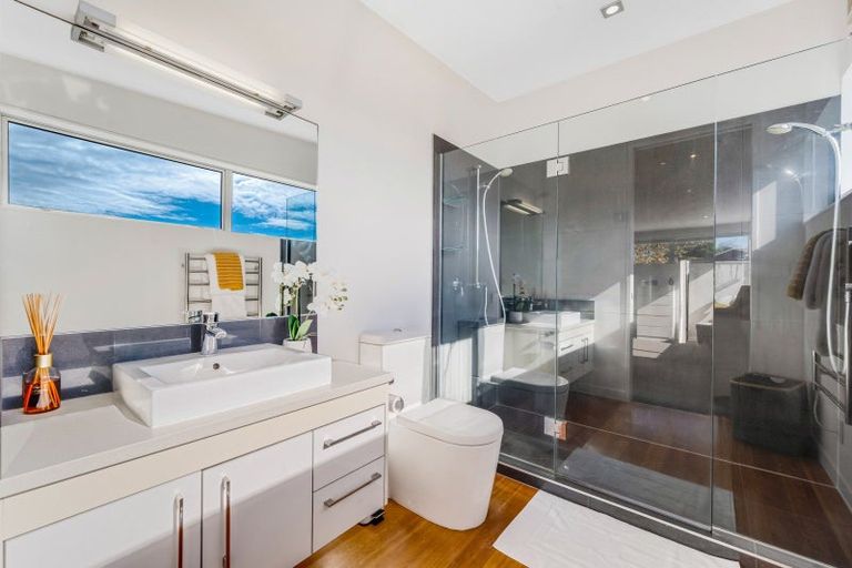 Photo of property in 33 Luplau Crescent, Cockle Bay, Auckland, 2014