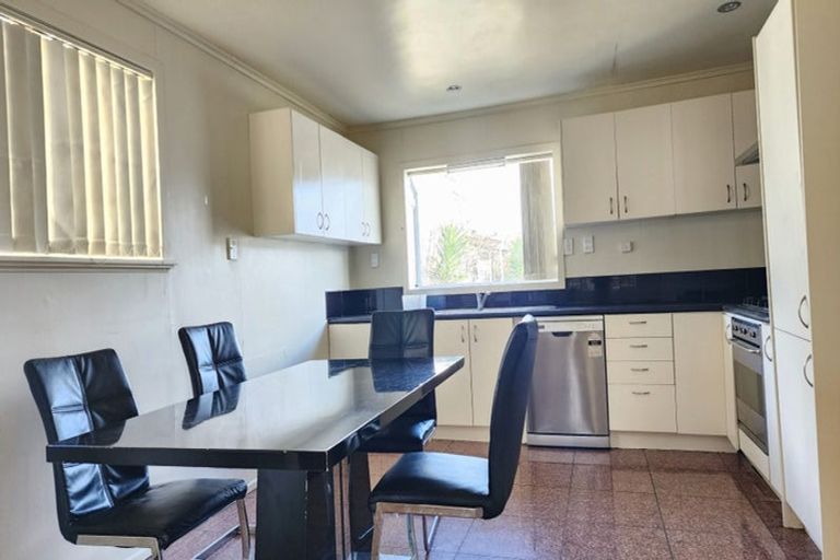 Photo of property in 5 Alan Avenue, Henderson, Auckland, 0610
