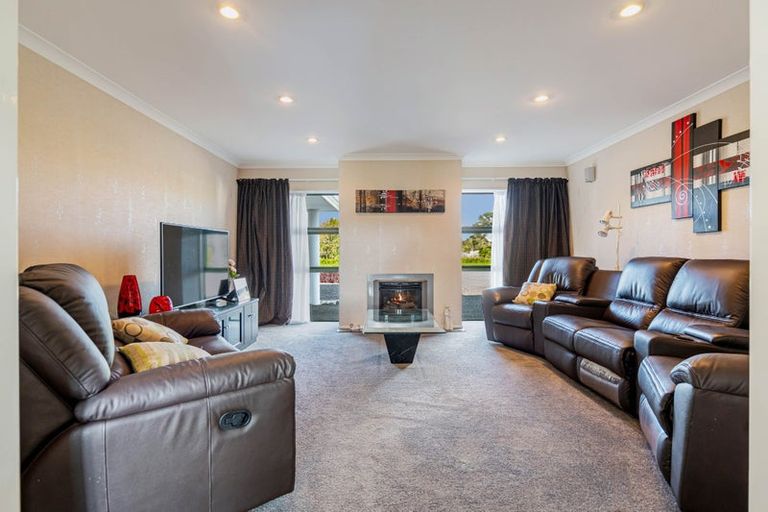 Photo of property in 88 Boord Crescent, Kumeu, 0891