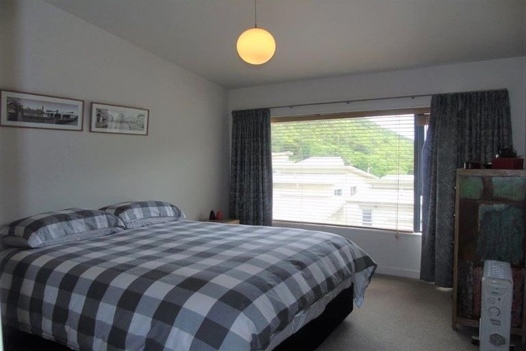 Photo of property in 7 Rarangi Way, Owhiro Bay, Wellington, 6023