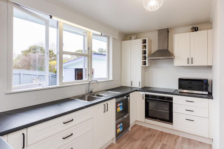 Photo of property in 27 Parkland Crescent, Terrace End, Palmerston North, 4410