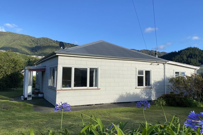 Photo of property in 65 Broadway, Picton, 7220