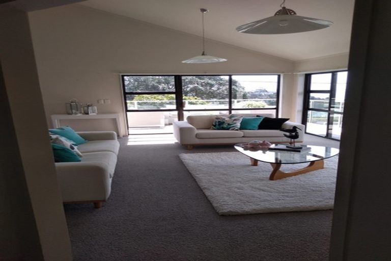 Photo of property in 1/13 Garadice Road, Rothesay Bay, Auckland, 0630