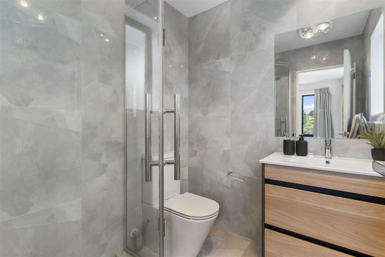 Photo of property in 1/4 Mcquoid Place, Glenfield, Auckland, 0629