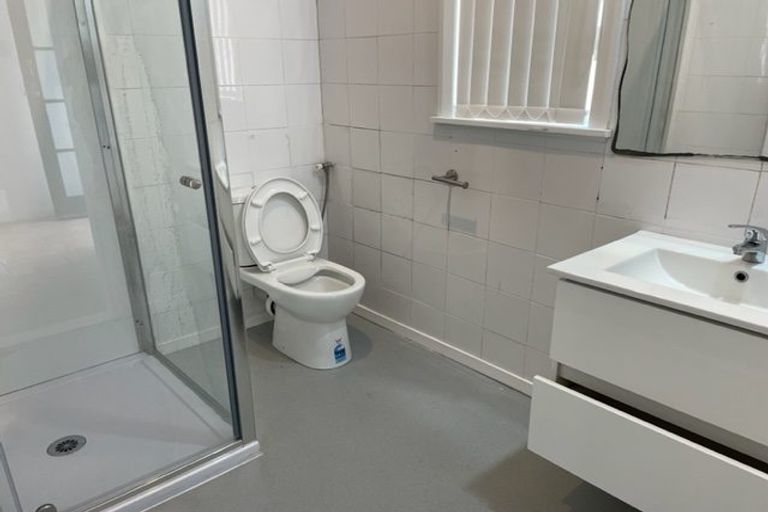 Photo of property in 1/22 Cliff View Drive, Green Bay, Auckland, 0604