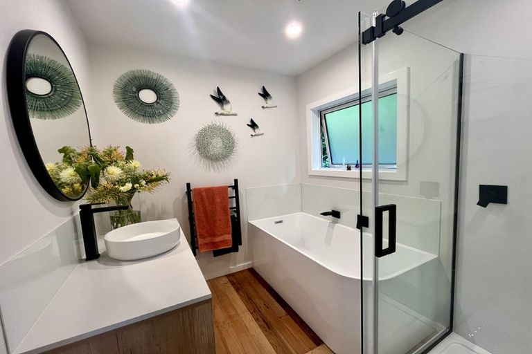 Photo of property in 15 Piha Road, Piha, New Lynn, 0772