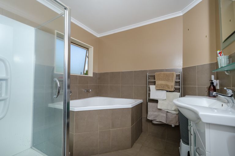 Photo of property in 114f Colwill Road, Massey, Auckland, 0614