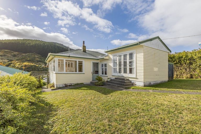 Photo of property in 34 Raroa Terrace, Tawa, Wellington, 5028