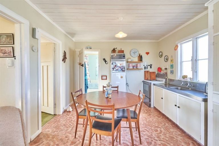 Photo of property in 2 Dawick Street, Foxton Beach, Foxton, 4815