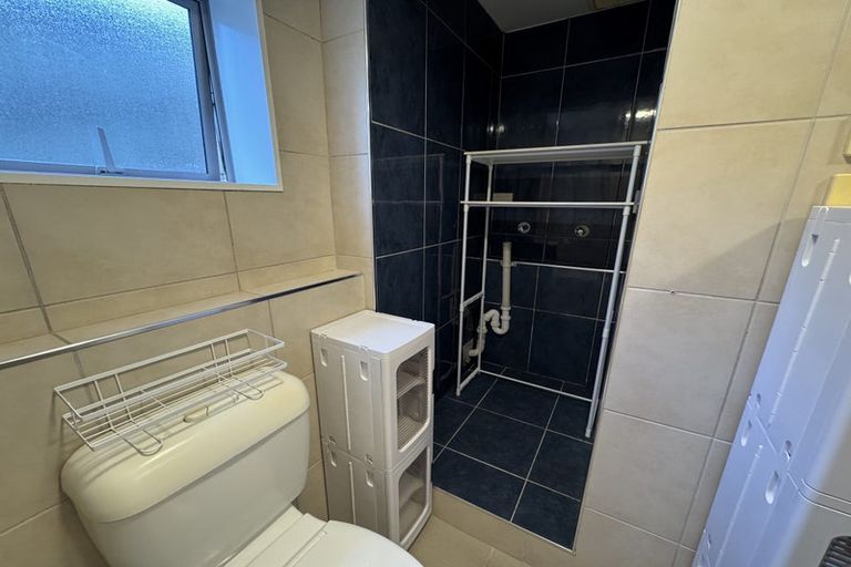 Photo of property in 18 Normanton Street, Glenfield, Auckland, 0629