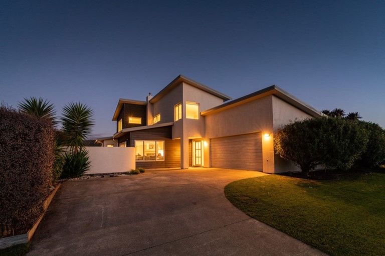 Photo of property in 19 San Priamo Place, Paraparaumu Beach, Paraparaumu, 5032