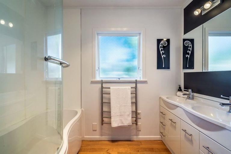 Photo of property in 5 Sea Vista Avenue, Beach Haven, Auckland, 0626