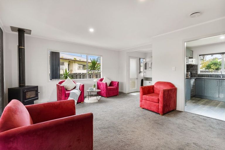 Photo of property in 6 Stoll Place, Clendon Park, Auckland, 2103