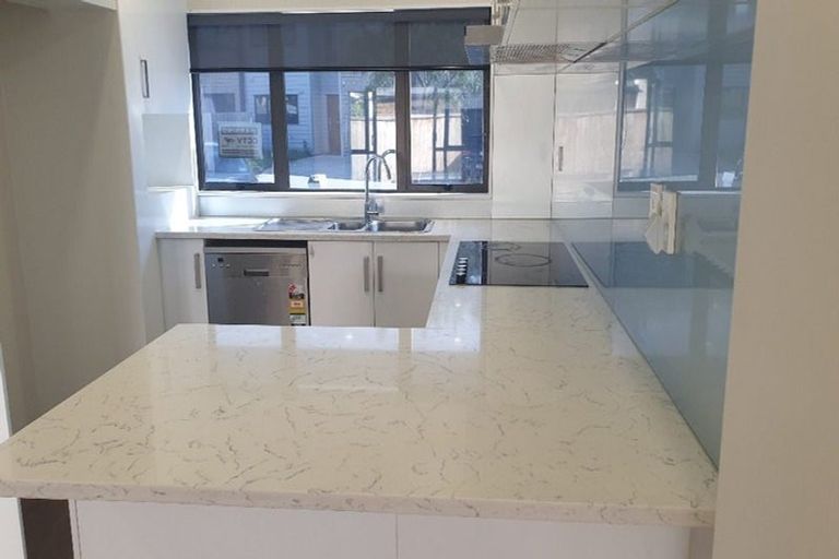 Photo of property in 16 Millcroft Lane, Ranui, Auckland, 0612