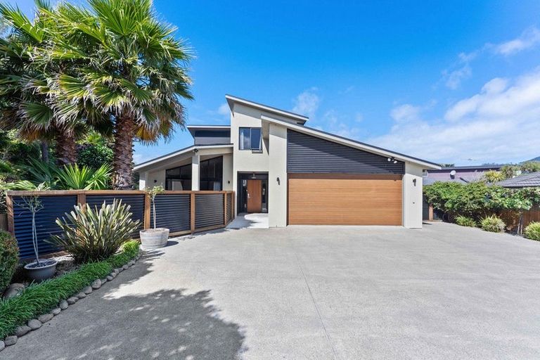 Photo of property in 5 Quadrant Heights, Paraparaumu, 5032