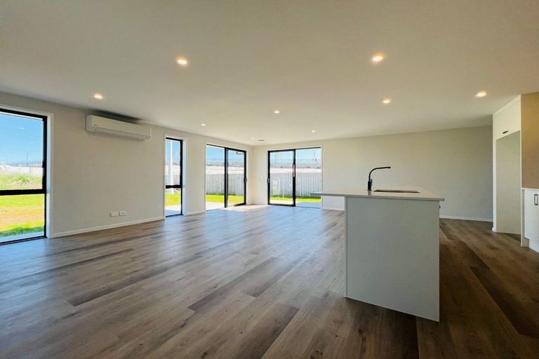 Photo of property in 25 Dumas Place, Rosehill, Papakura, 2113