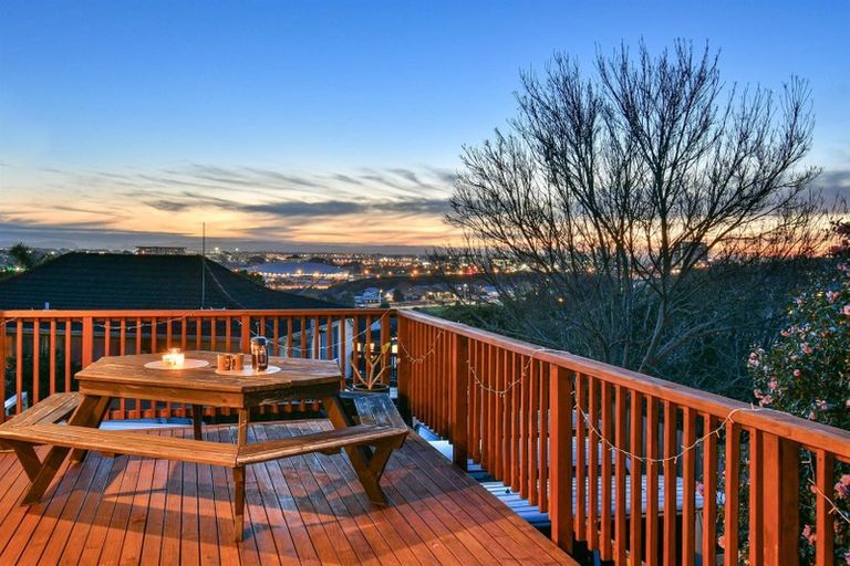 Photo of property in 42 Banyan Drive, Totara Heights, Auckland, 2105