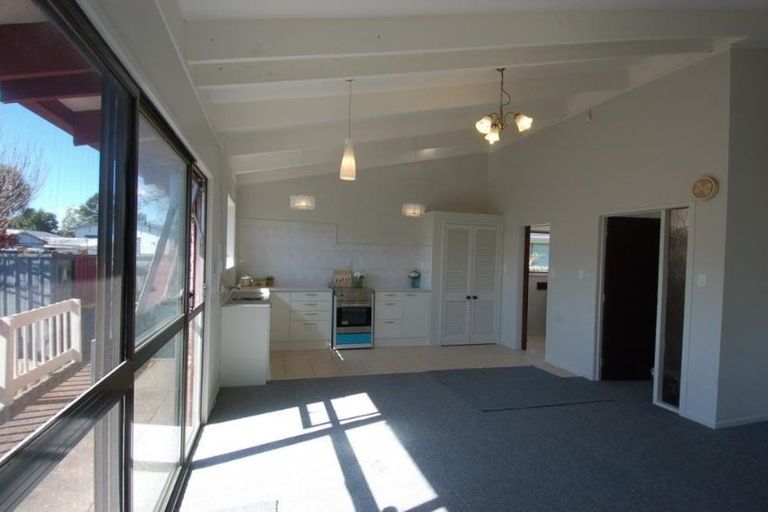 Photo of property in 8/35 Swanson Road, Henderson, Auckland, 0610