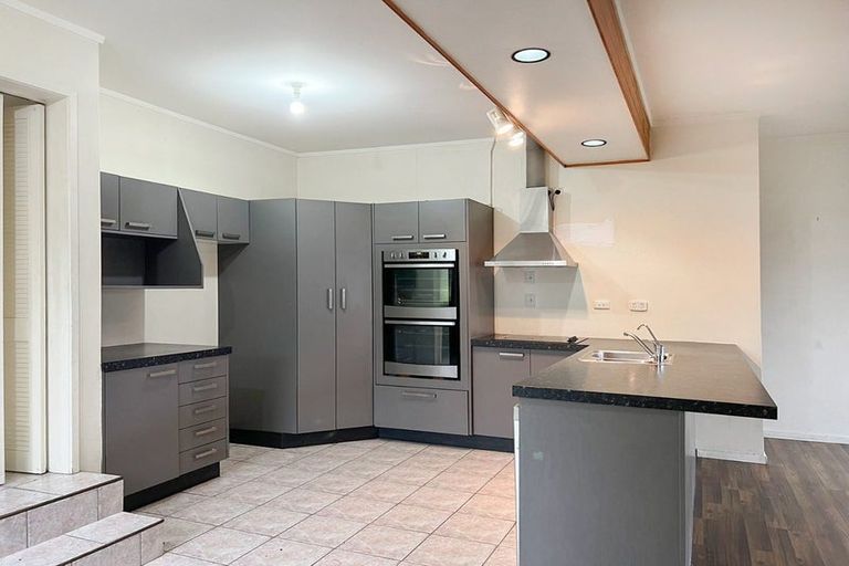 Photo of property in 4 Landsberg Way, Windsor Park, Auckland, 0632